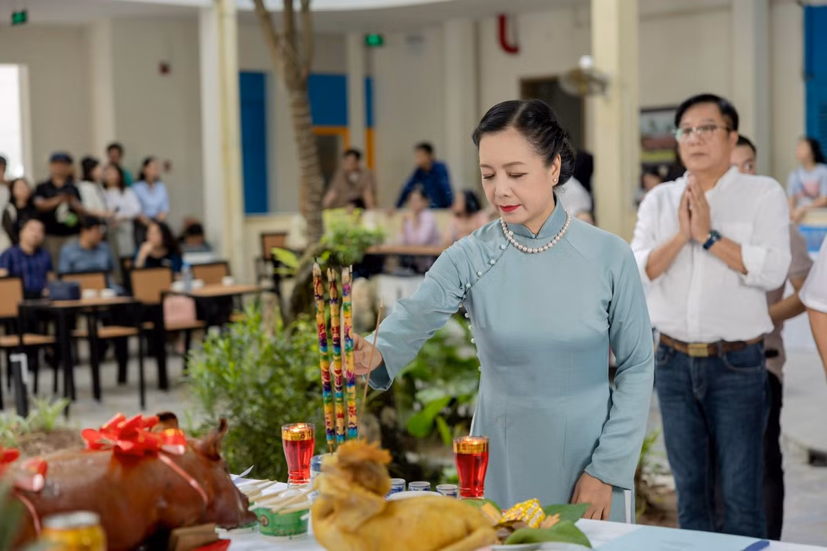 NSƯT Chiều Xuân cùng ê-kip cúng khai máy dự án phim mới. Ảnh: FB Nguyễn Thị Chiều Xuân