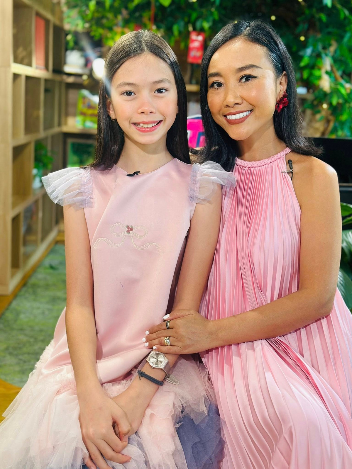 Ca sĩ Đoan Trang và con gái cùng nhau đi quay hình. Ảnh: FB Doan Trang