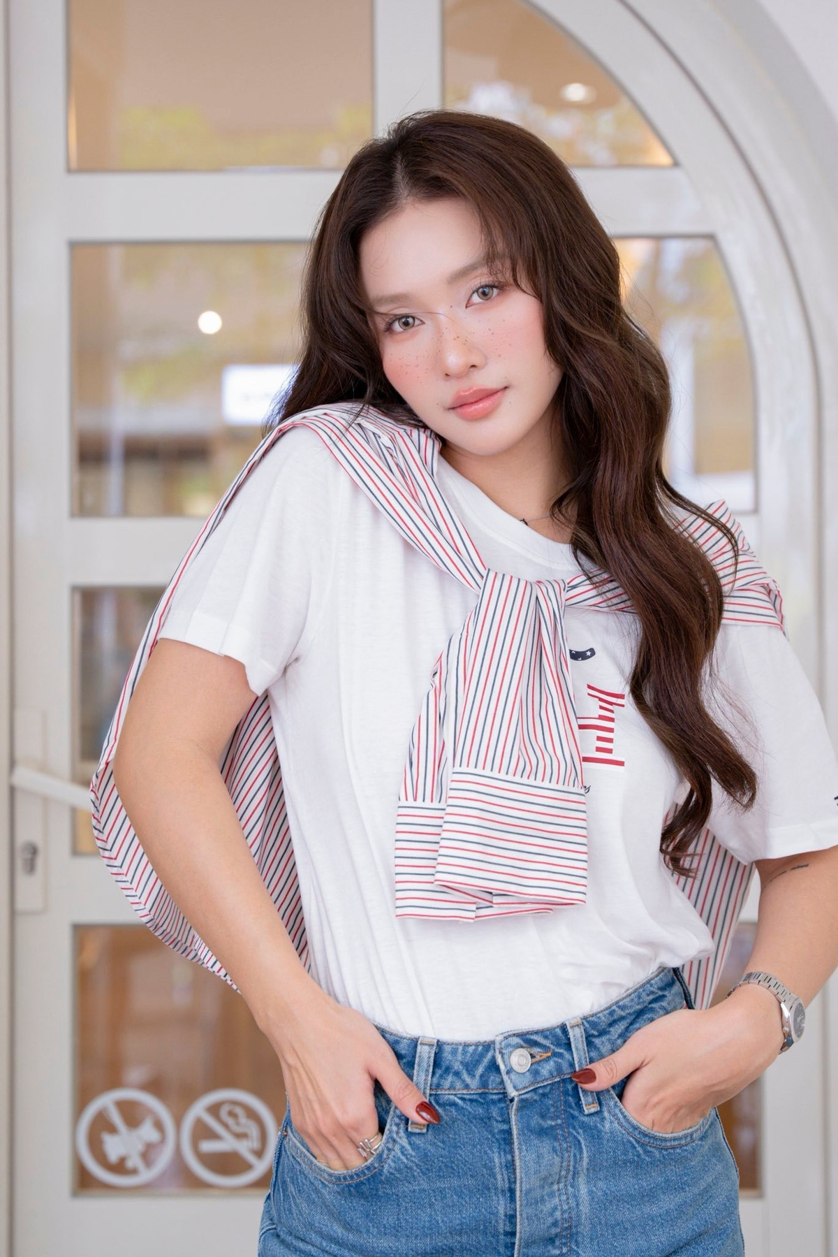 Khả Ngân mặc trang phục đơn giản với quần jeans và áo thun nhưng vẫn xinh đẹp rạng ngời. Ảnh: FB Khả Ngân