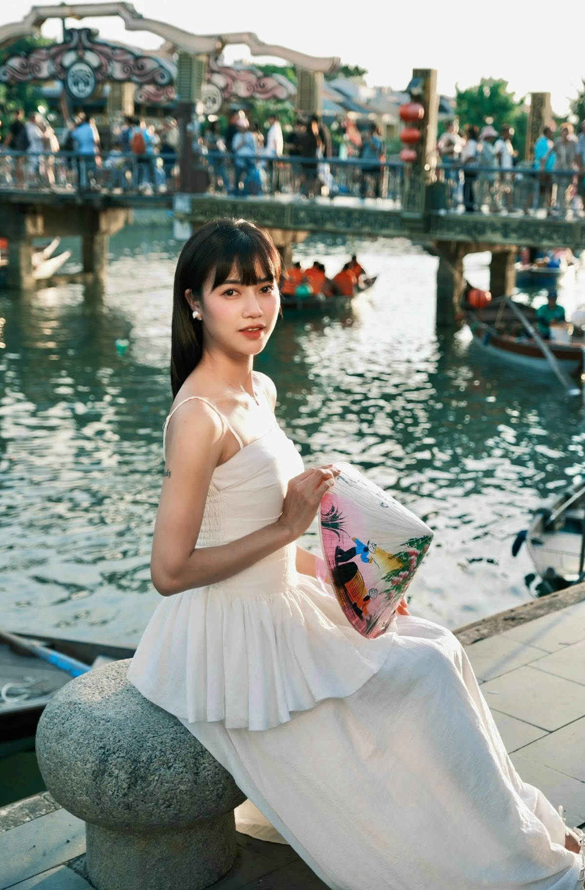 Diễn viên Anh Đào check in phố cổ Hội An. Ảnh: FB ANH ĐÀO