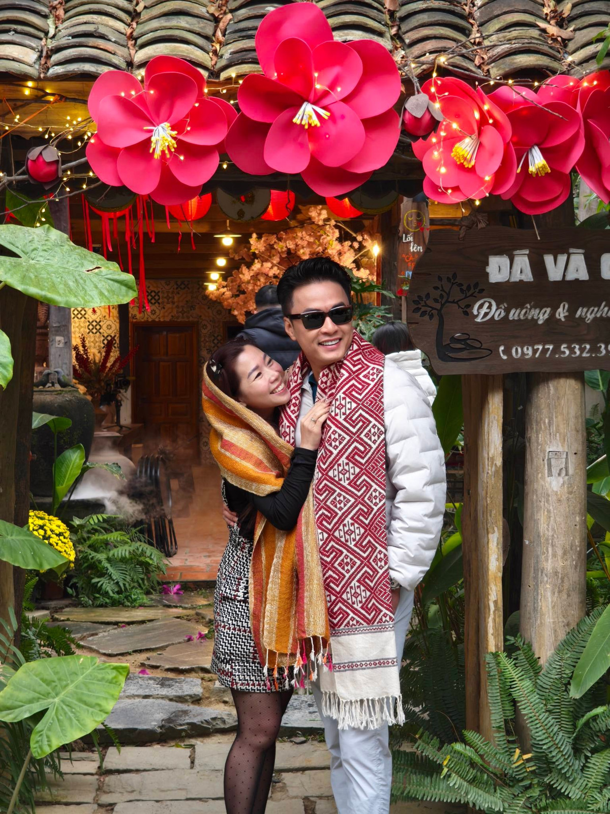 Diễn viên Hồng Đăng tình tứ bên bà xã. Gần Tết, anh tranh thủ đưa vợ đi cà phê, ngắm phố phường. Ảnh: FB Lê Hồng Đăng