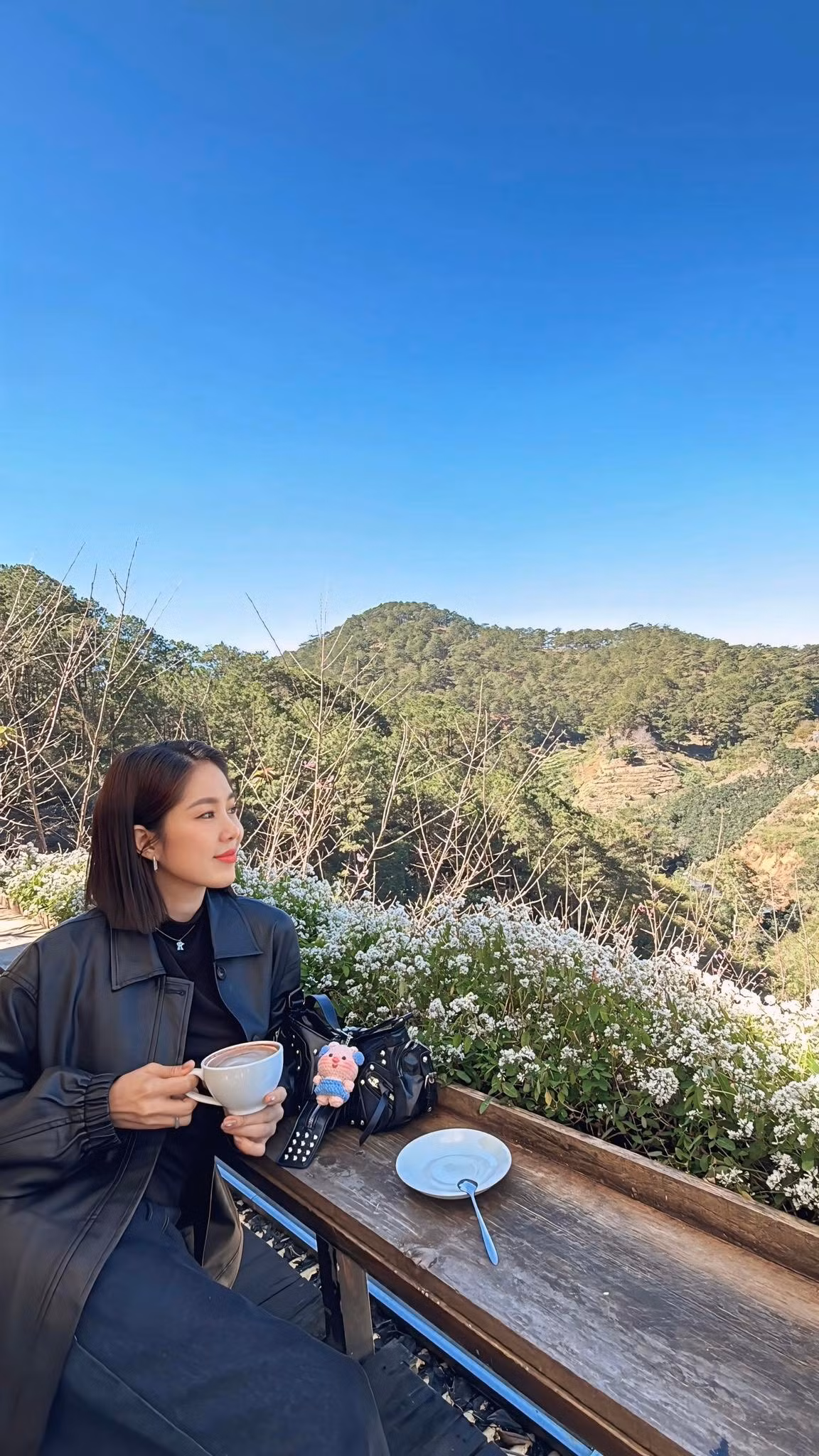 Diễn viên Lê Phương thảnh thơi, nhâm nhi cà phê trước khung cảnh thiên nhiên núi rừng. Ảnh: FB Lê Phương