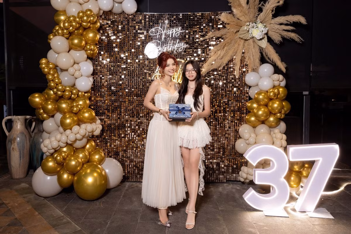 Trong những khung hình gia đình, cô bé luôn nổi bật nhờ nụ cười tươi tắn và thần thái tự nhiên.