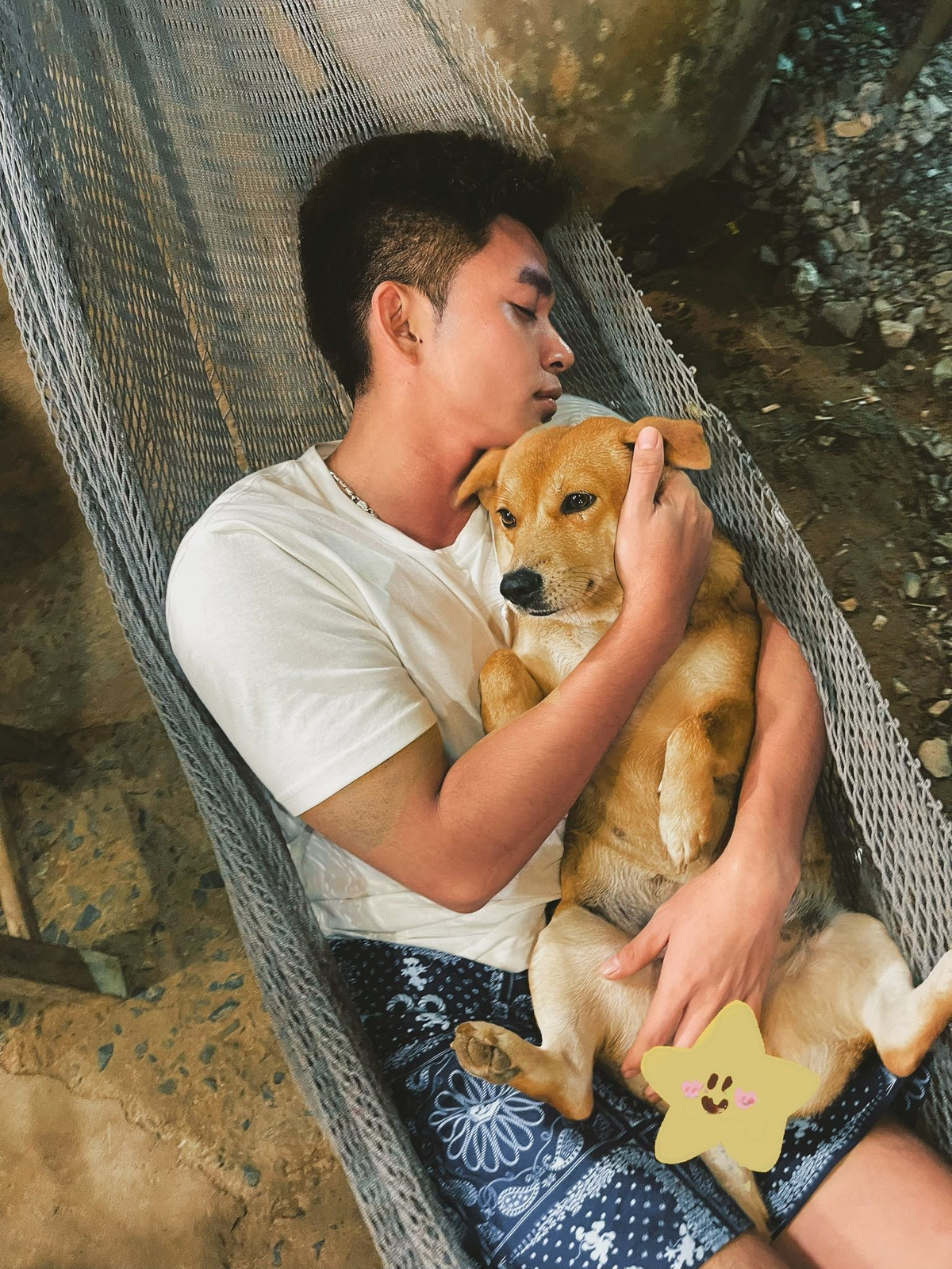 Jun Phạm ôm cún cưng ngủ ngon lành trên võng. Ảnh: FB Phạm Duy Thuận