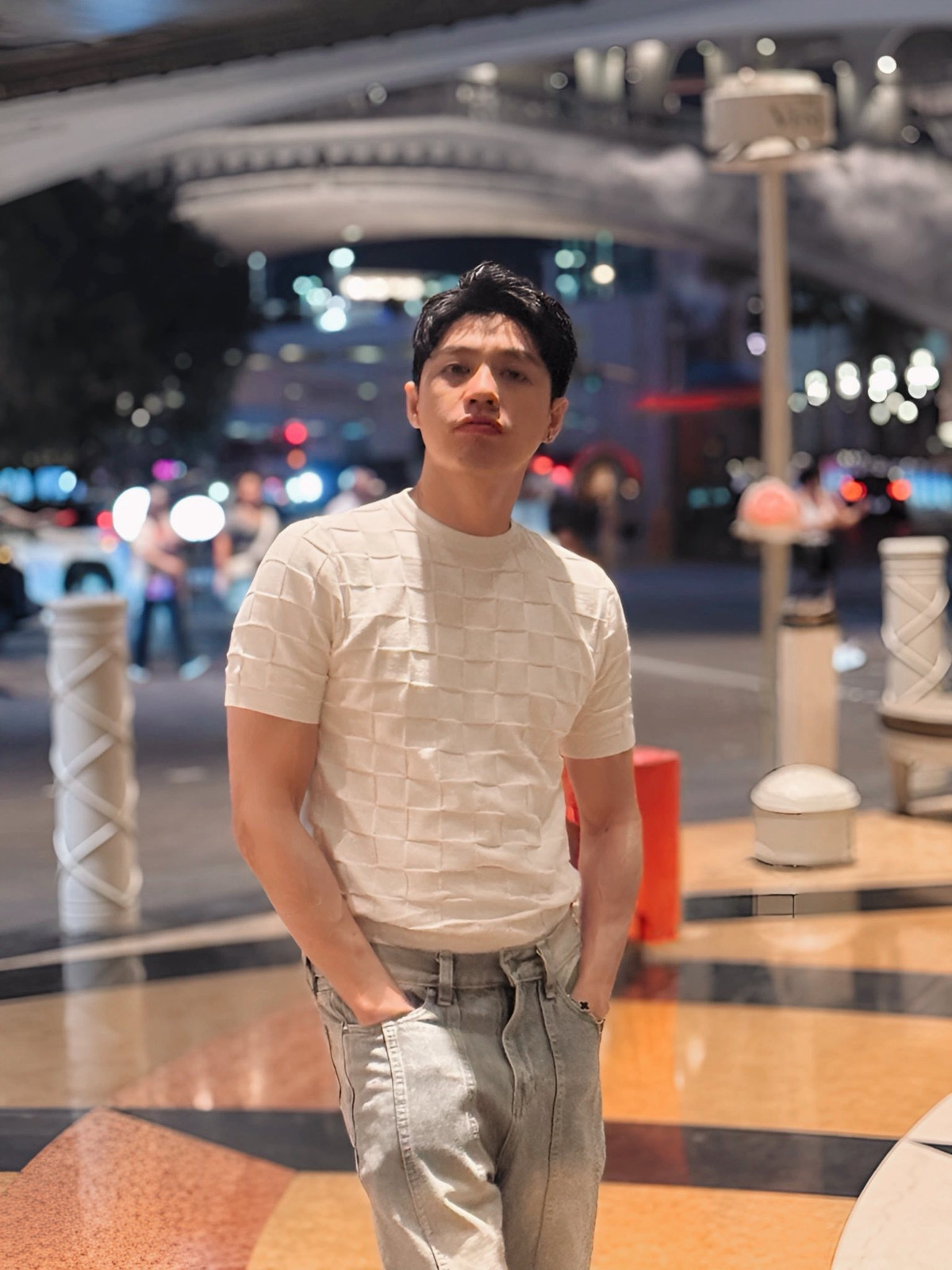 Sau hơn một thập kỷ hoạt động nghệ thuật, nam ca sĩ vẫn duy trì được sức hút đặc biệt nhờ tài năng, sự duyên dáng và diện mạo như bị thời gian bỏ quên.