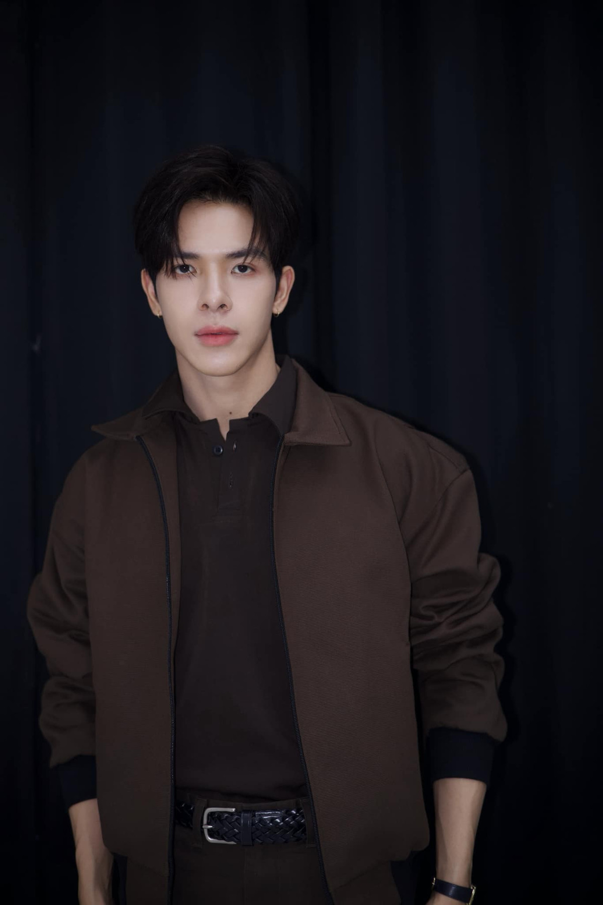 Vừa có tài lại vừa có cả "sắc", Denis sở hữu ngoại hình điển trai lẫn gu thời trang chất lừ khó lẫn.