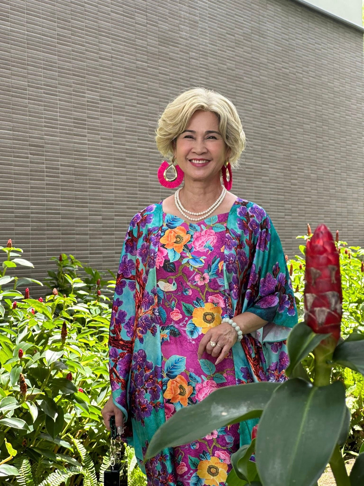 NSND Lan Hương khoe phong cách thời trang lòe loẹt khi đảm nhận vai diễn mới. Ảnh: FB Lan Hương Bông