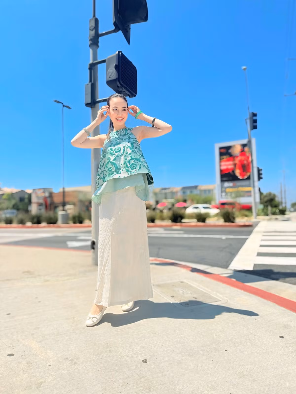 Dù đã bước sang tuổi 41 và là mẹ của hai thiên thần nhỏ, vợ đạo diễn Victor Vũ vẫn giữ được nét thanh xuân rạng rỡ, làn da căng bóng, trắng hồng đáng ghen tị.