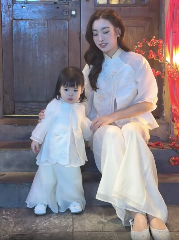 Đáng chú ý, trong video, Titi còn thể hiện năng khiếu nghệ thuật sớm khi thuộc lời và hát rất tự tin.