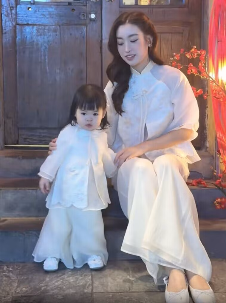 Đáng chú ý, trong video, Titi còn thể hiện năng khiếu nghệ thuật sớm khi thuộc lời và hát rất tự tin.