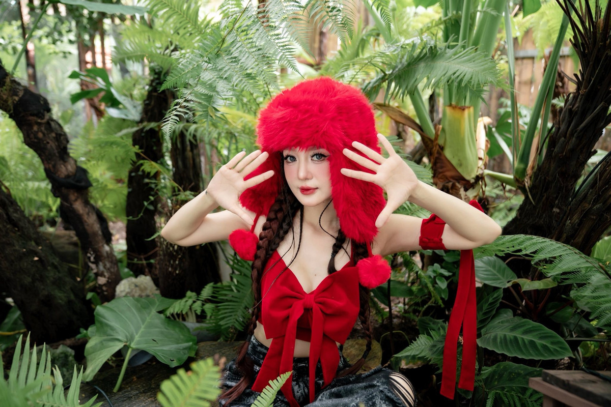 Ở tuổi 35, Ngọc Kayla vẫn giữ được vẻ ngoài trẻ trung với làn da mịn màng, gương mặt bầu bĩnh và đường nét hài hòa. Nhan sắc của cô mang nét ngọt ngào nhưng không kém phần sắc sảo, tạo sức hút riêng mỗi khi xuất hiện.