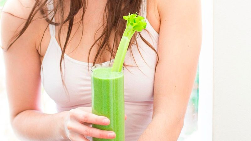 Magie và các dưỡng chất có trong cần tây giúp làm dịu hệ thần kinh, hỗ trợ giảm lo âu và góp phần cải thiện chất lượng giấc ngủ. Nhờ chứa vitamin K và canxi, nước ép cần tây giúp xương chắc khỏe hơn, đồng thời hỗ trợ ngăn ngừa các vấn đề như loãng xương hay vôi hóa khớp.