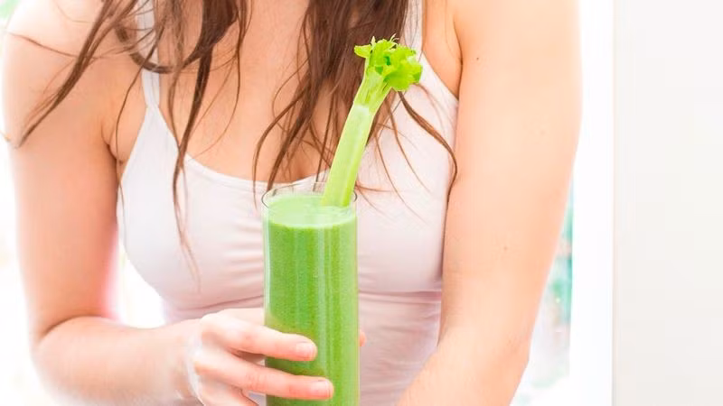 Magie và các dưỡng chất có trong cần tây giúp làm dịu hệ thần kinh, hỗ trợ giảm lo âu và góp phần cải thiện chất lượng giấc ngủ. Nhờ chứa vitamin K và canxi, nước ép cần tây giúp xương chắc khỏe hơn, đồng thời hỗ trợ ngăn ngừa các vấn đề như loãng xương hay vôi hóa khớp.