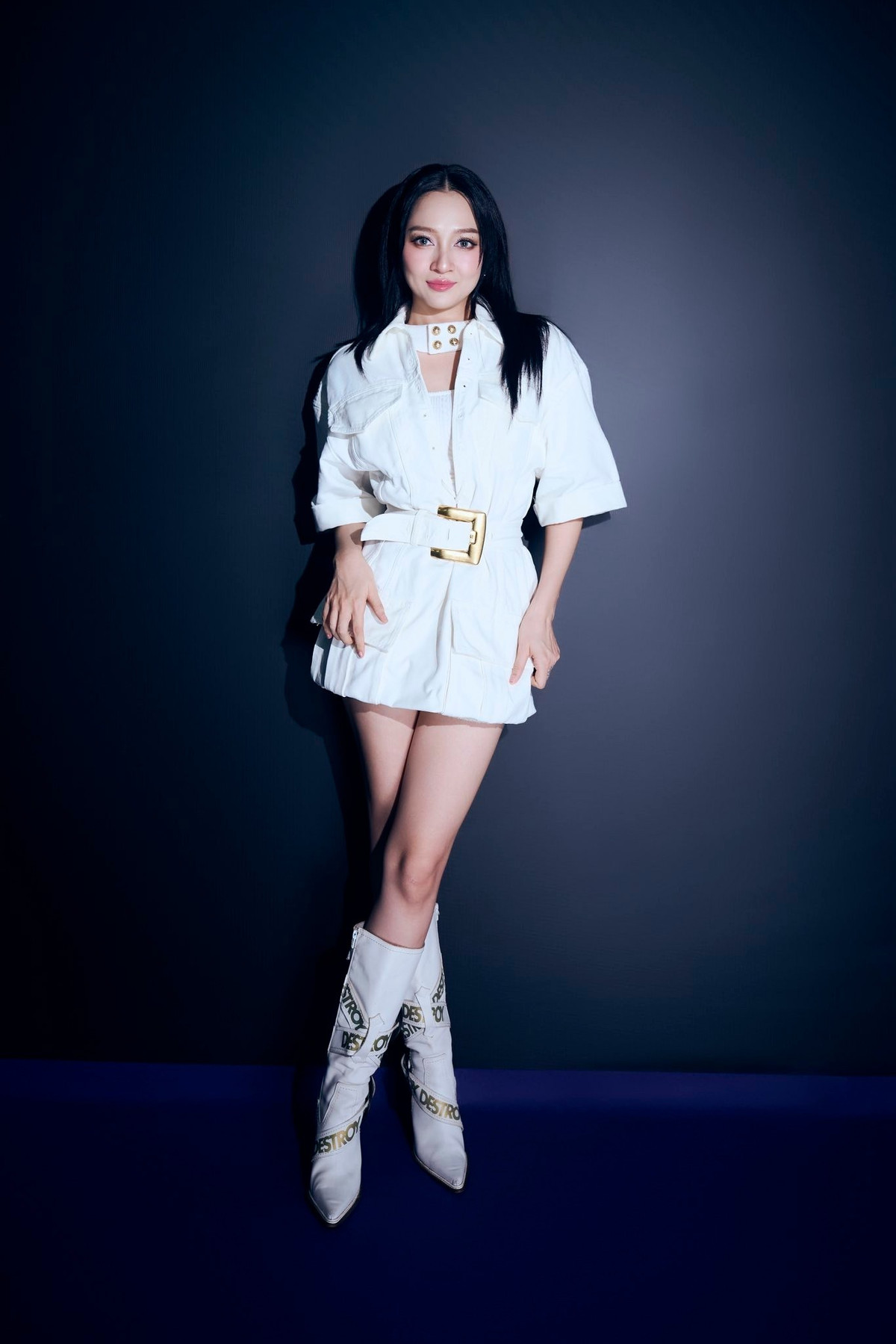 Diện trang phục đơn giản nhưng nữ ca sĩ đã khéo léo phô diễn những lợi thế hình thể nổi bật, đặc biệt là đôi chân dài miên man.