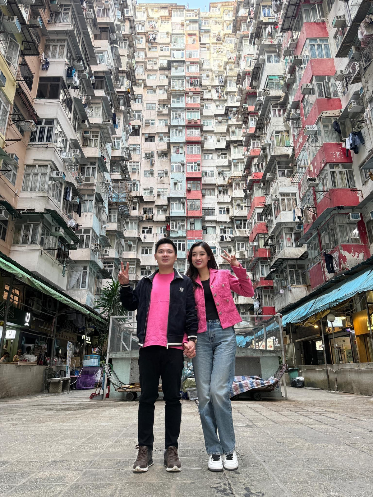 Dù bận rộn với công việc, cặp đôi vẫn dành thời gian cùng nhau khám phá nhiều địa điểm trong và ngoài nước.