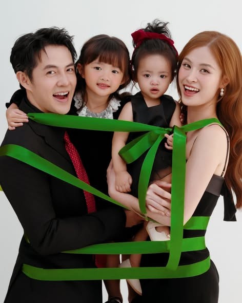 Gia đình Đông Nhi - Ông Cao Thắng đã khiến cộng đồng mạng "tan chảy" khi tung ra bộ ảnh đón Giáng Sinh vô cùng ấm áp và ngọt ngào. Ảnh: FB Ông Cao Thắng