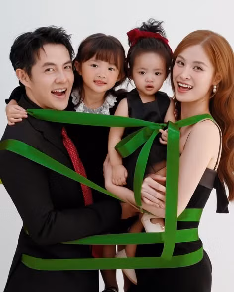 Gia đình Đông Nhi - Ông Cao Thắng đã khiến cộng đồng mạng "tan chảy" khi tung ra bộ ảnh đón Giáng Sinh vô cùng ấm áp và ngọt ngào. Ảnh: FB Ông Cao Thắng