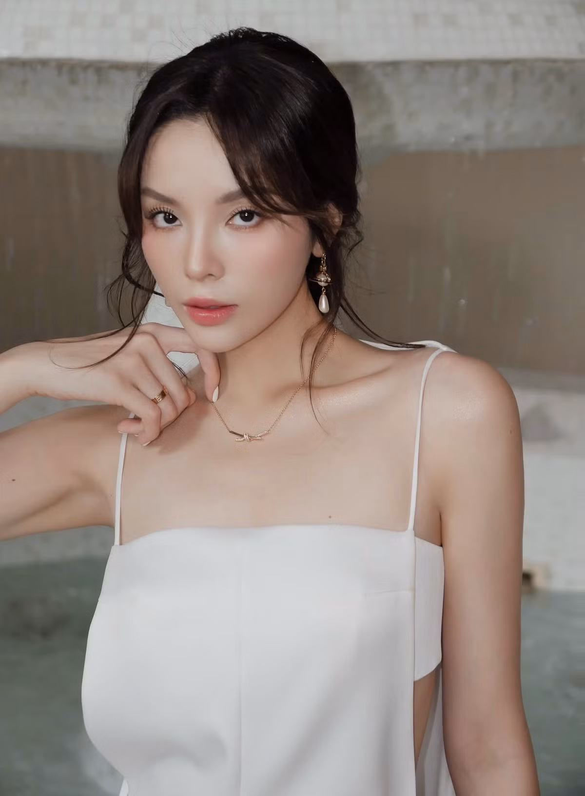 Bên cạnh gu thời trang nổi bật, thần thái lạnh lùng cùng phong cách pose dáng chuyên nghiệp cũng góp phần tạo nên sức hút của nàng hậu.