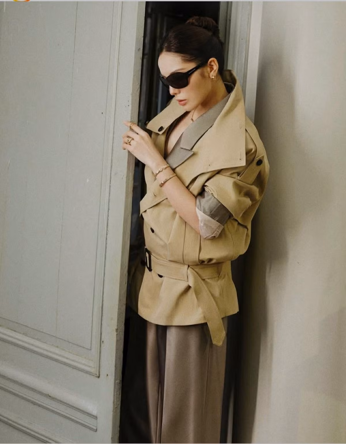 Từ hình ảnh nàng hậu nhẹ nhàng, nữ tính khi đăng quang năm nào, cô đã bước ra khỏi vùng an toàn để trở thành biểu tượng thời trang mang đậm dấu ấn cá tính.