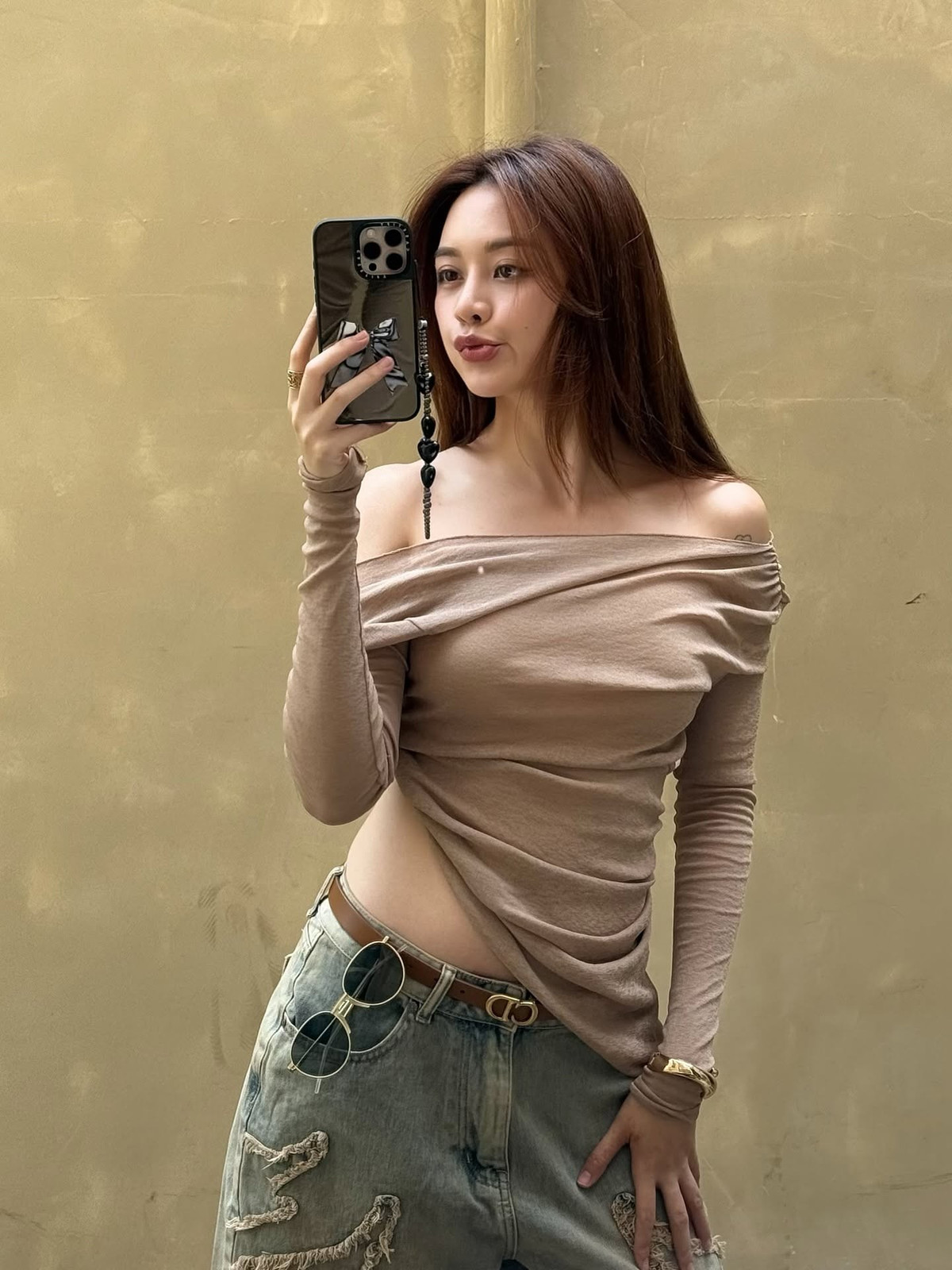 Thiều Bảo Trang chia sẻ: "Cảm thấy bất lực thực sự. Đã cố gắng để bớt đẹp rồi, mà vẫn ko ăn thua.". Ảnh: FB Thiều Bảo Trang