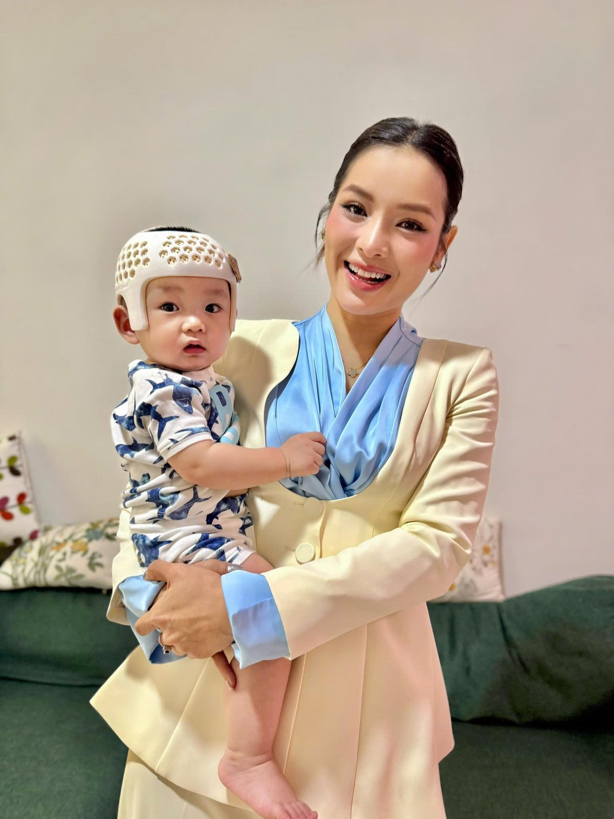 Phương Trinh Jolie chụp ảnh cùng con trai Loka 10 tháng tuổi. Ảnh: FB Phương Trinh Jolie