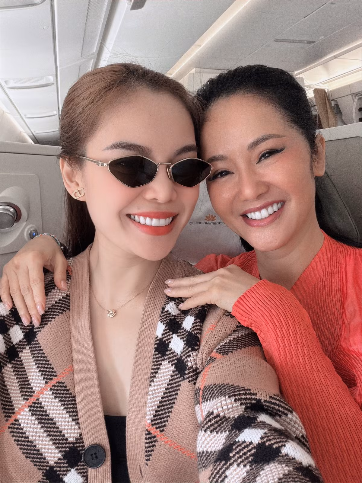 Ca sĩ Giang Hồng Ngọc vui mừng khi bay cùng chuyến với đàn chị - Diva Hồng Nhung. Ảnh: FB Giang Hồng Ngọc
