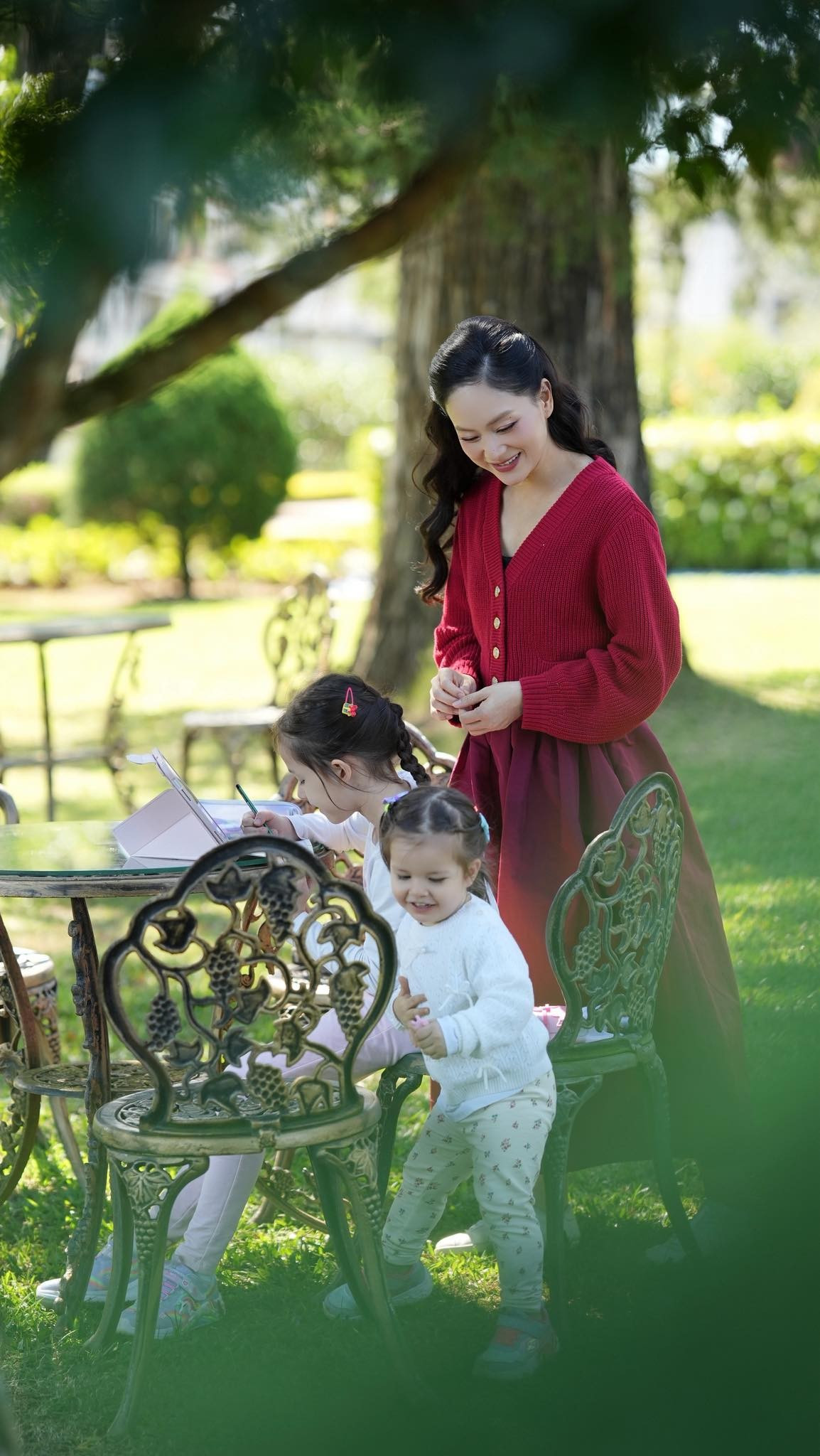 Diễn viên Lan Phương đăng khoảng khắc bên các con trong kỳ nghỉ ở Đà Lạt. Ảnh: FB Lan Phuong Nguyen