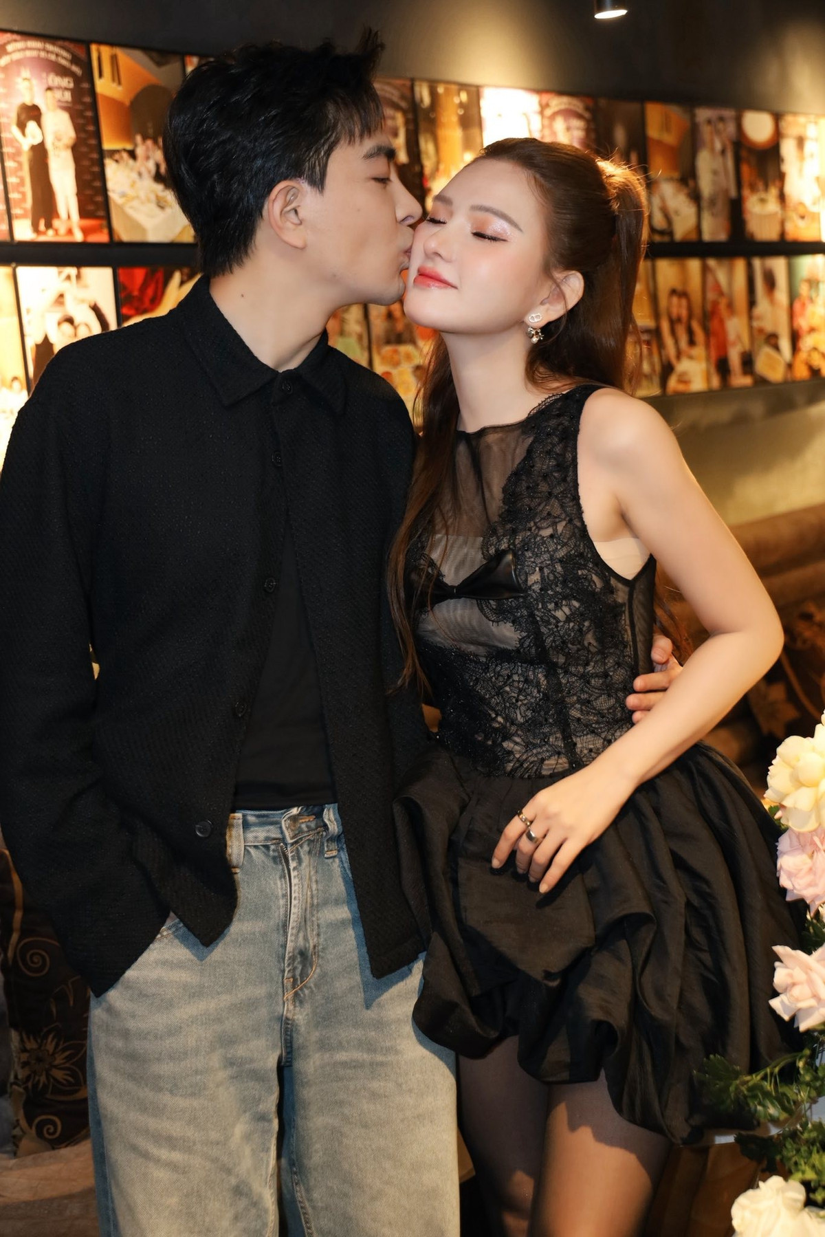 Trong loạt ảnh được chia sẻ, Thu Thủy diện váy ngắn màu đen tinh tế, khoe nhan sắc tươi tắn cùng thần thái rạng ngời.