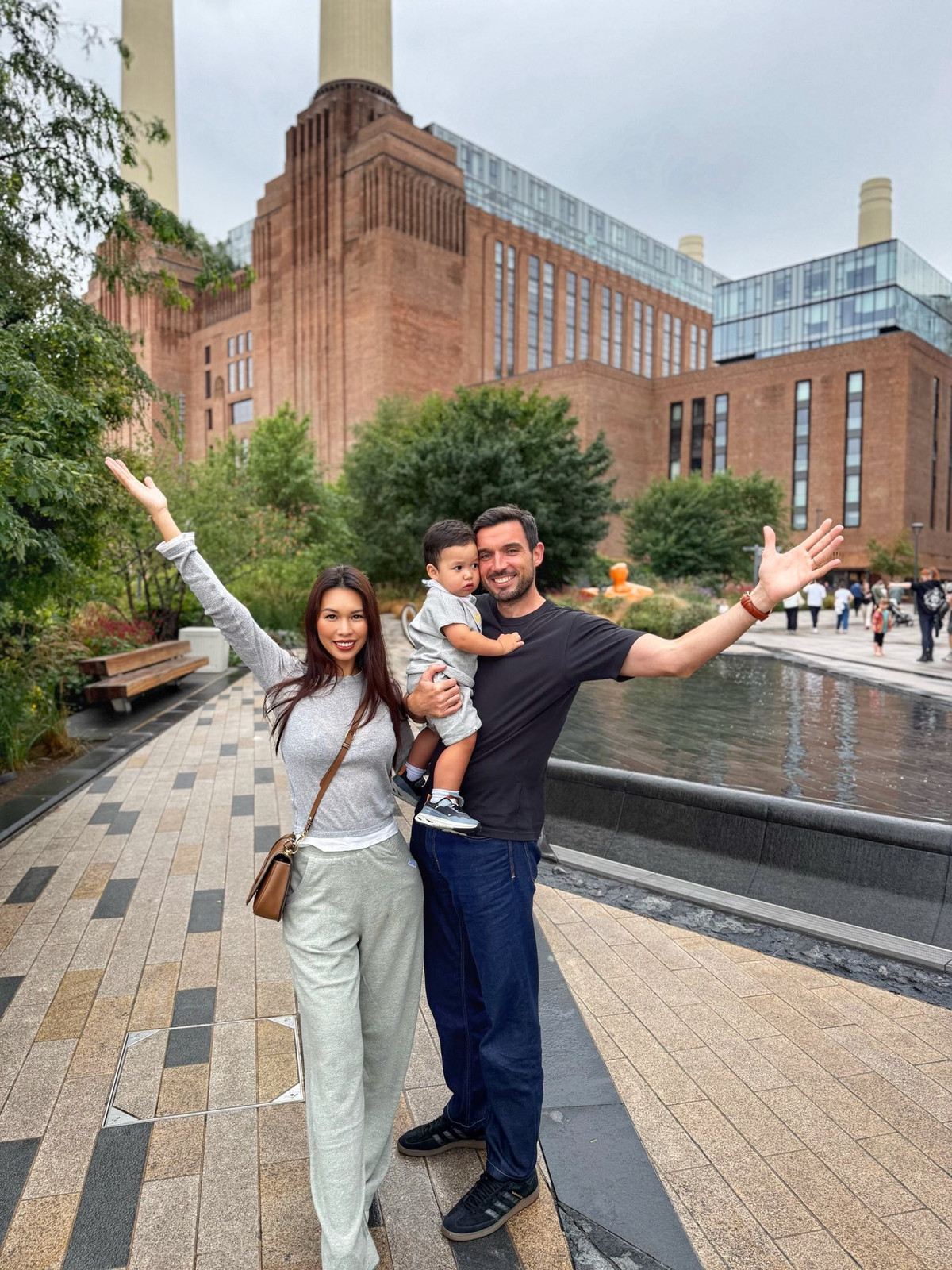 Siêu mẫu Hà Anh cùng chồng con tận hưởng kỳ nghỉ hai tuần tại ngoại ô London. Ảnh: FB Ha Anh Vu