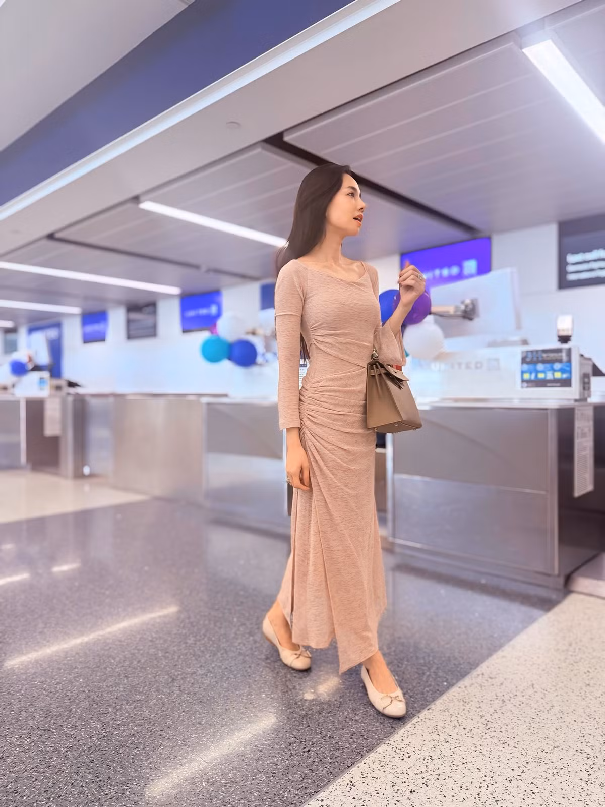 Dù đã hai lần sinh nở nhưng người đẹp họ Đinh vẫn duy trì được vóc dáng thon gọn, săn chắc. Ảnh: FB Dinh Ngoc Diep