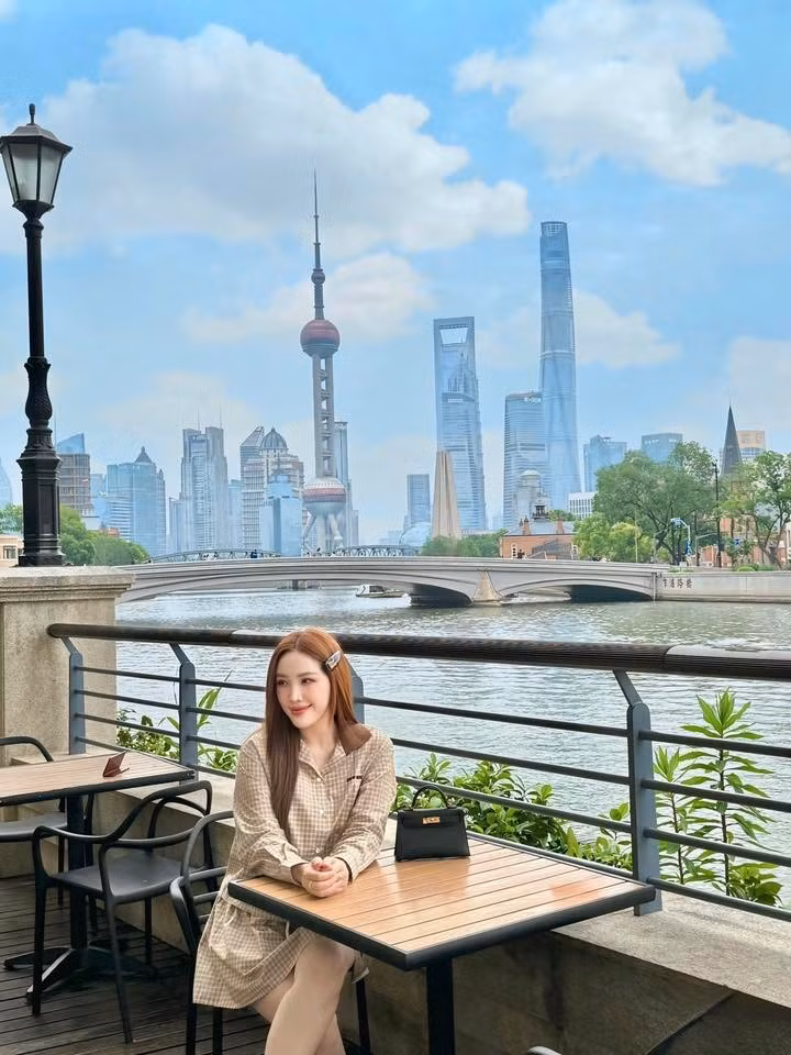 Ca sĩ Bảo Thy chú thích ảnh: "Khi trời giông bão, làm người lớn / Nắng vàng hoa nở, làm trẻ thơ". Ảnh: FB Bảo Thy