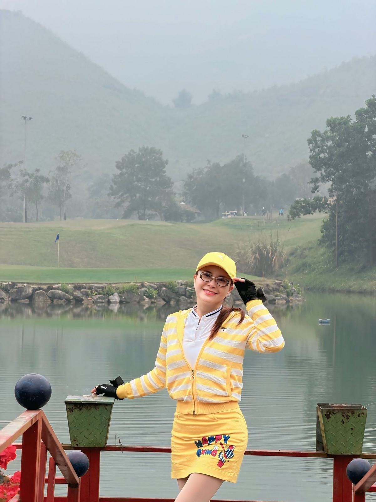 Kim Oanh sửa lại dáng mũi, căng da mặt, đính cơ trán, căng da cổ, xóa các nếp nhăn li ti dưới viền mắt, bóc mỡ viền hàm và thắt cơ nọng cằm. Tổng chi phí cho quá trình “tân trang” nhan sắc này được tiết lộ lên tới hơn 1 tỷ đồng.