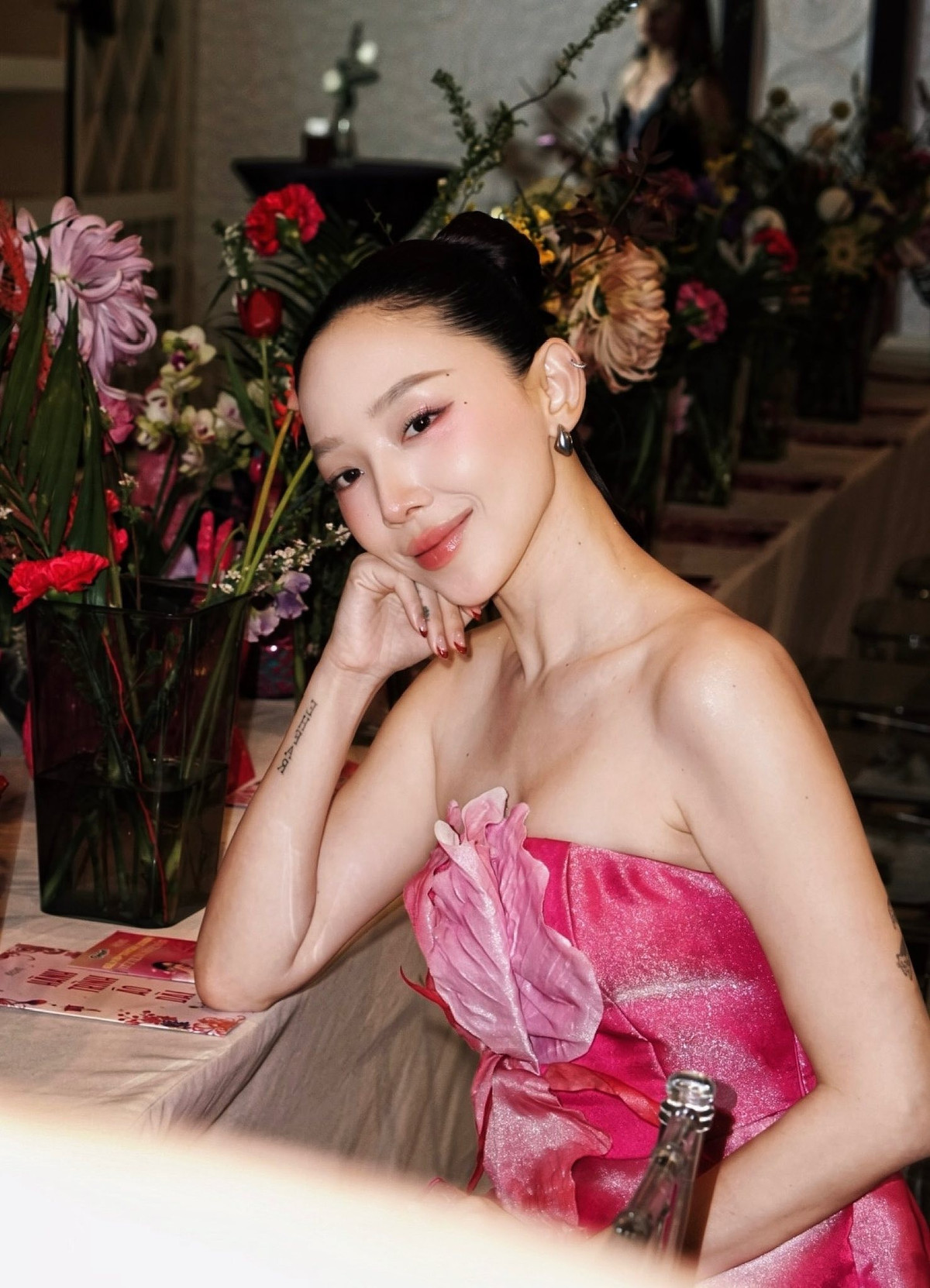 Ở ngưỡng tuổi U40, nữ ca sĩ vẫn là biểu tượng nhan sắc và phong cách của showbiz Việt. Ảnh: FB Nguyễn Khoa Tóc Tiên