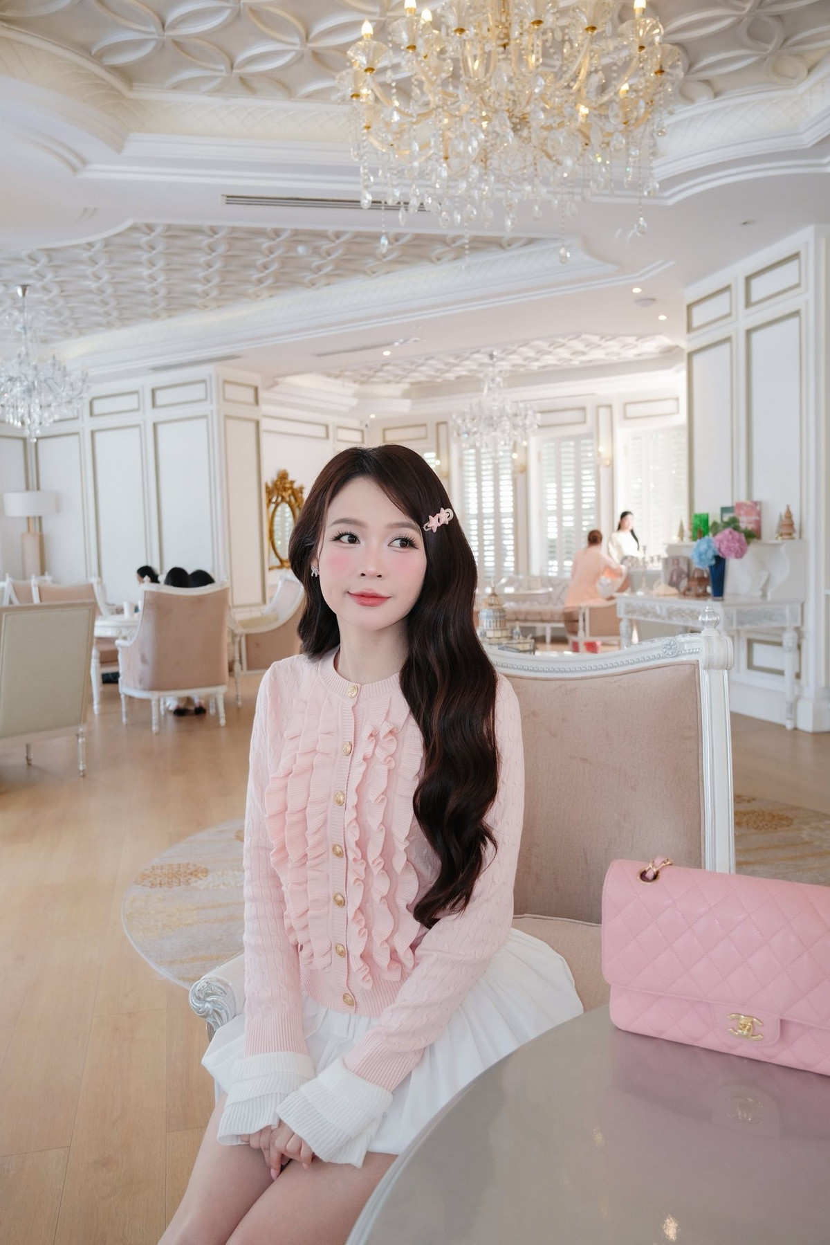 Không ít bình luận hài hước cho rằng Sam “hack tuổi” đỉnh cao, khó tin đã là mẹ hai con. Ảnh: FB Sam