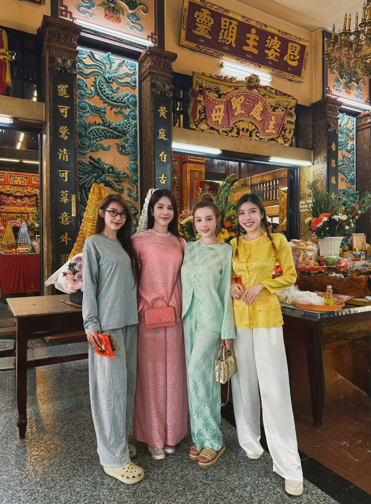 Hội chị em gồm: Khổng Tú Quỳnh, Huyền Baby, Trang Pháp, Diệp Lâm Anh, Ninh Dương Lan Ngọc đi lễ chùa đầu năm. Ảnh: FB Ninh Dương Lan Ngọc