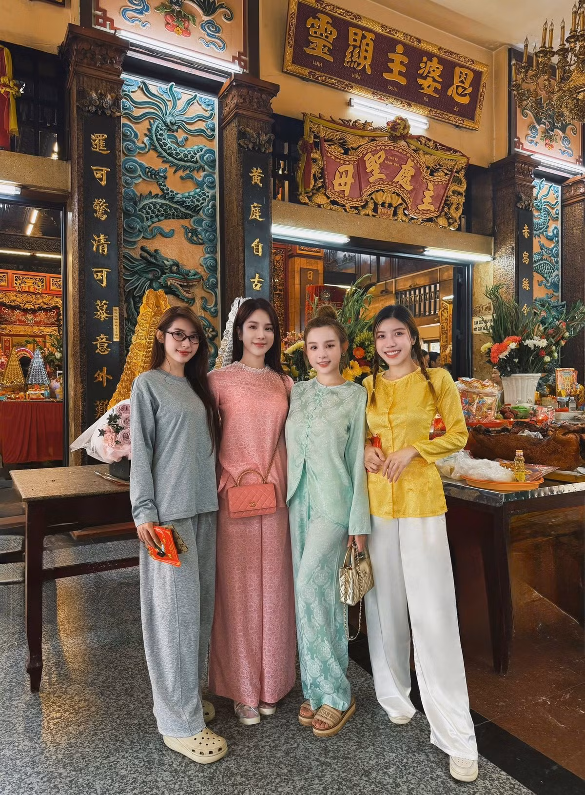 Hội chị em gồm: Khổng Tú Quỳnh, Huyền Baby, Trang Pháp, Diệp Lâm Anh, Ninh Dương Lan Ngọc đi lễ chùa đầu năm. Ảnh: FB Ninh Dương Lan Ngọc