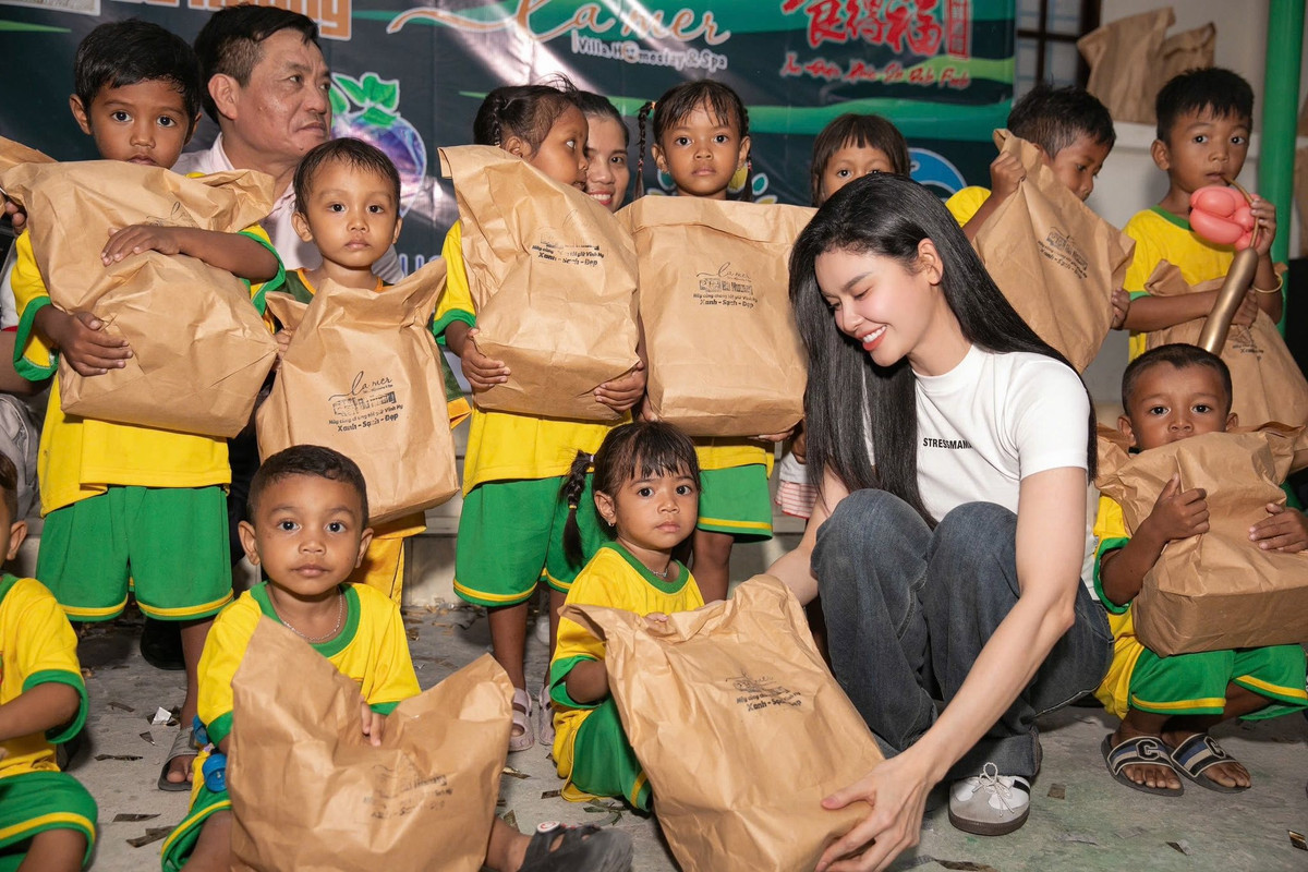 Trương Quỳnh Anh đi tặng quà cho trẻ em nhân dịp Tết Trung thu. Ảnh: FB Trương Quỳnh Anh