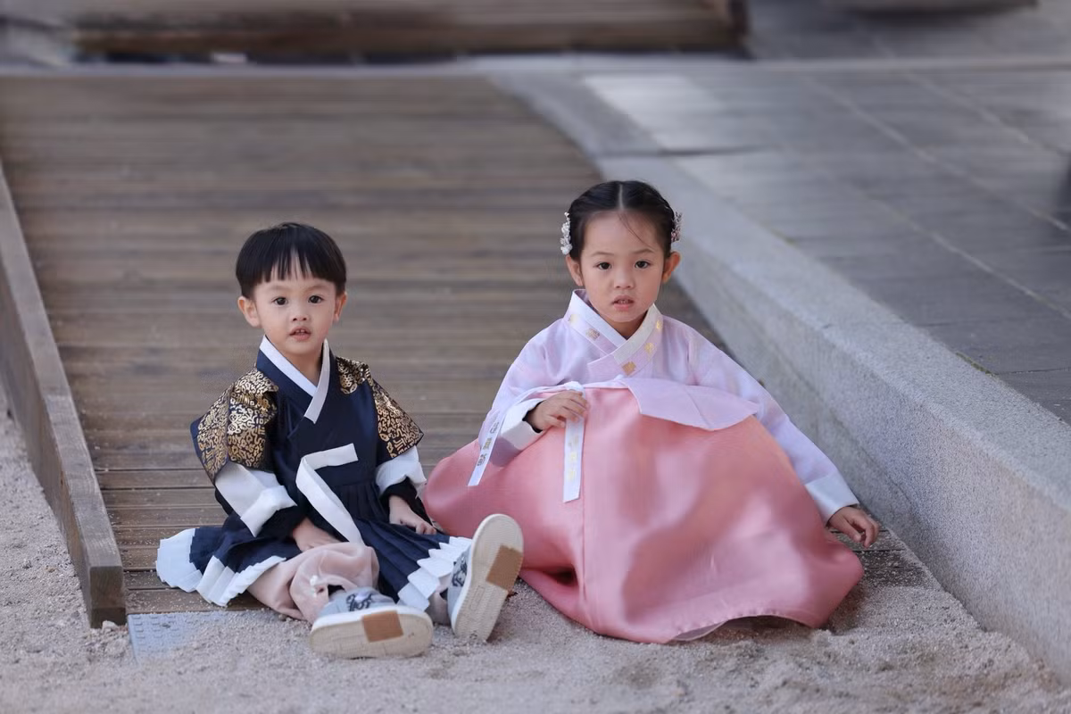 Đàm Thu Trang cũng từng chia sẻ cô không khỏi bất ngờ mỗi khi nhìn con gái lớn lên, càng ngày càng giống hệt ông xã.