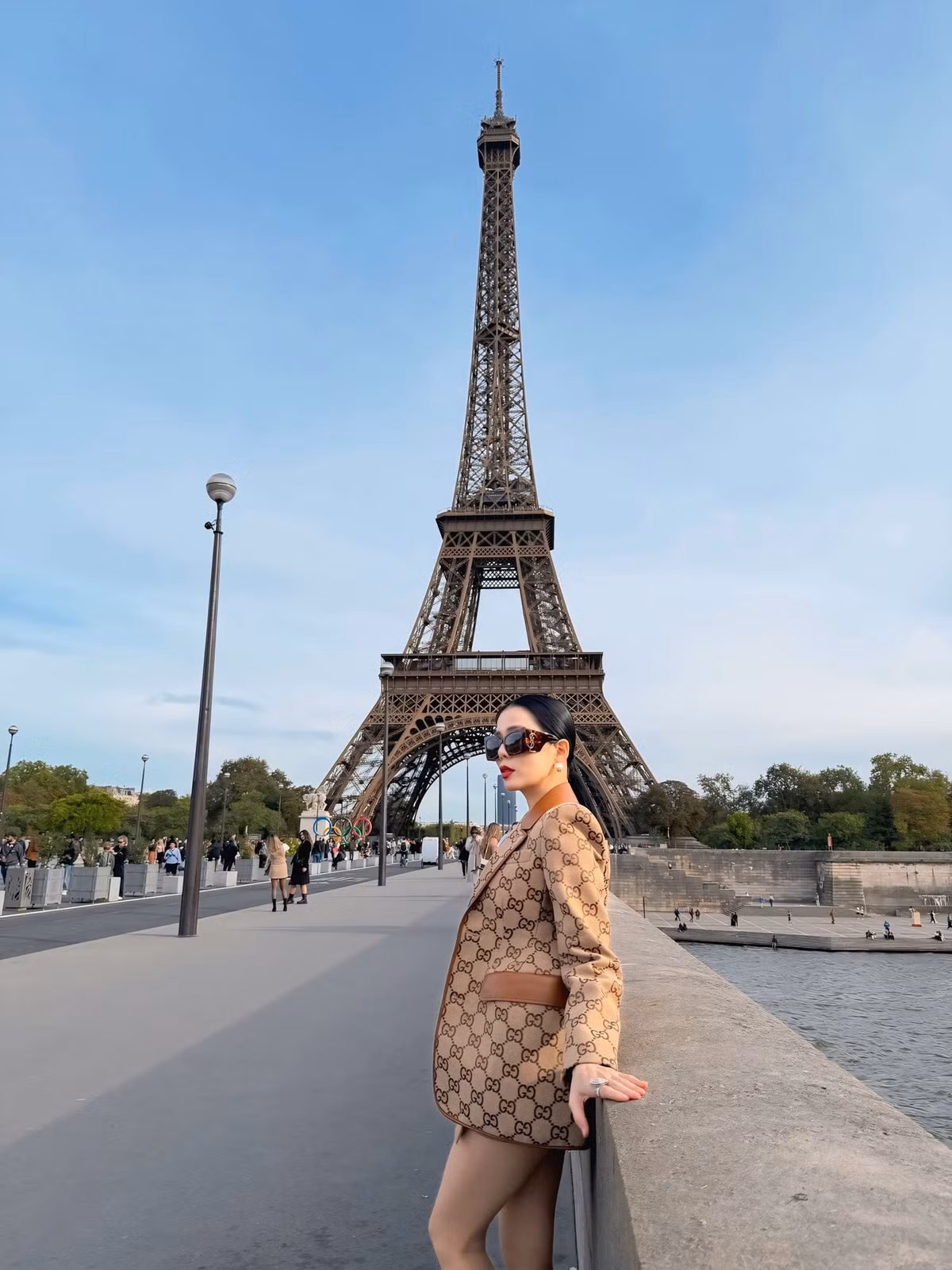 Nữ ca sĩ thường xuyên xuất hiện với những thiết kế cúp ngực, ôm sát hoặc hở eo để làm nổi bật đường cong gợi cảm.