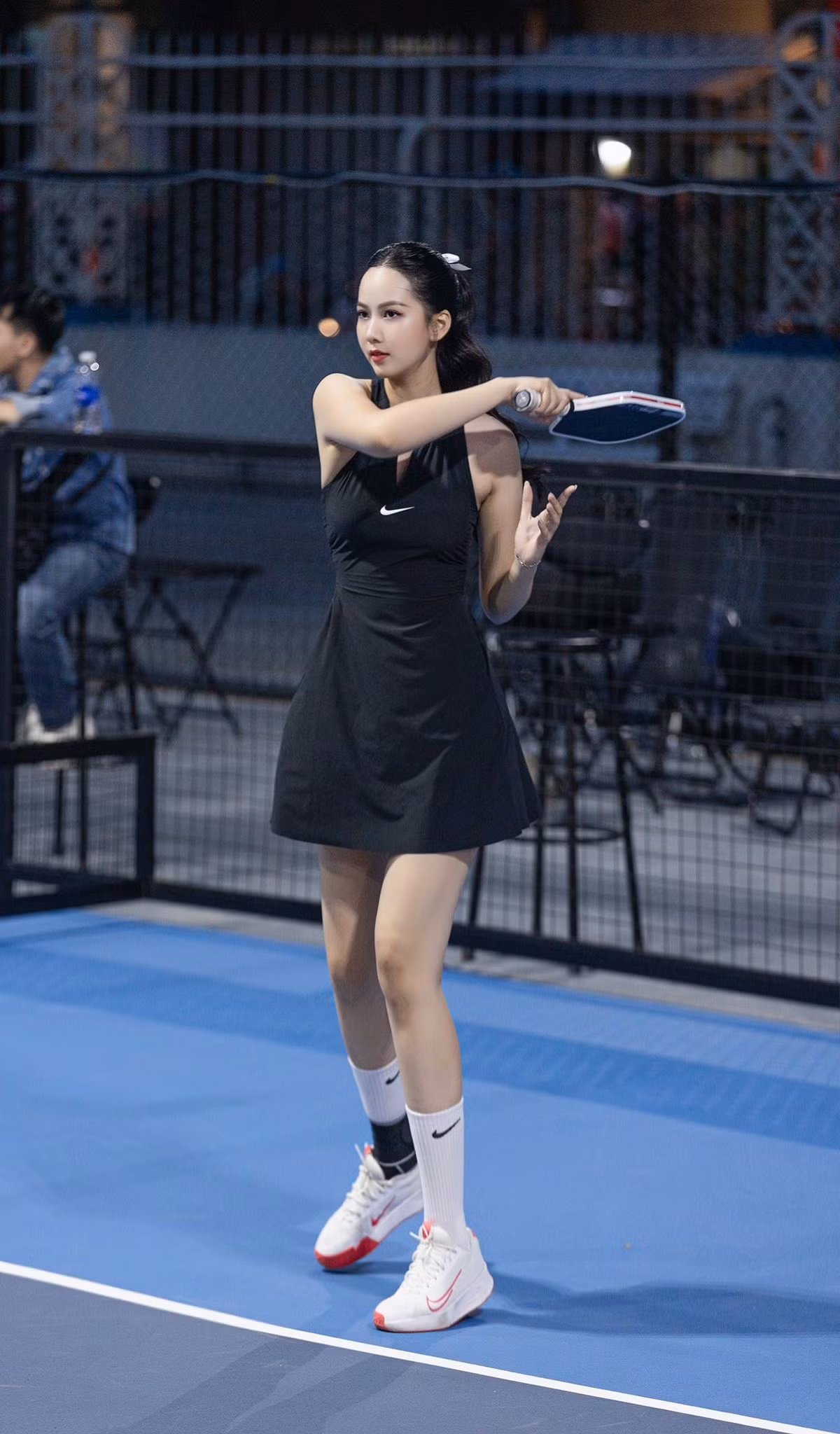 Cũng giống nhiều mỹ nhân Vbiz khác, Phạm Thị Phương Quỳnh cũng có niềm đam mê với bộ môn pickleball. Khi ra sân, người đẹp luôn ưu tiên những thiết kế váy ngắn thoải mái, năng động nhưng tôn lên được đôi chân dài cùng vóc dáng mảnh mai. Ảnh: FB Phạm Thị Phương Quỳnh