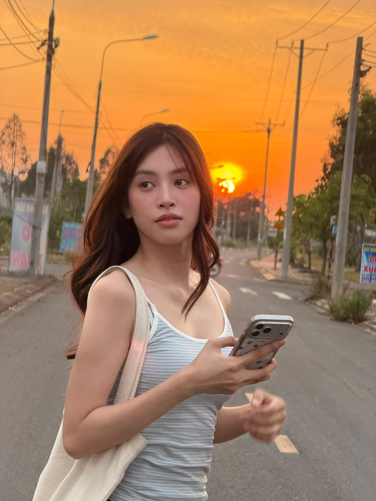 Hoa hậu Tiểu Vy được khen để mặt mộc, mặc đơn giản vẫn cuốn hút. Ảnh: FB Trần Tiểu Vy