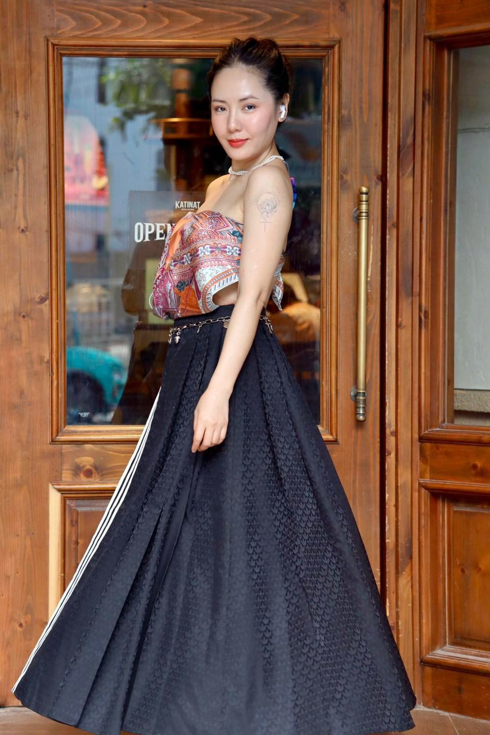 Dù chỉ là một phụ kiện đơn giản, nhưng dưới cách phối đồ tinh tế của nữ ca sĩ, chiếc khăn lụa trở thành “vũ khí thời trang” nổi bật, giúp cô tỏa sáng giữa bãi biển xanh biếc.