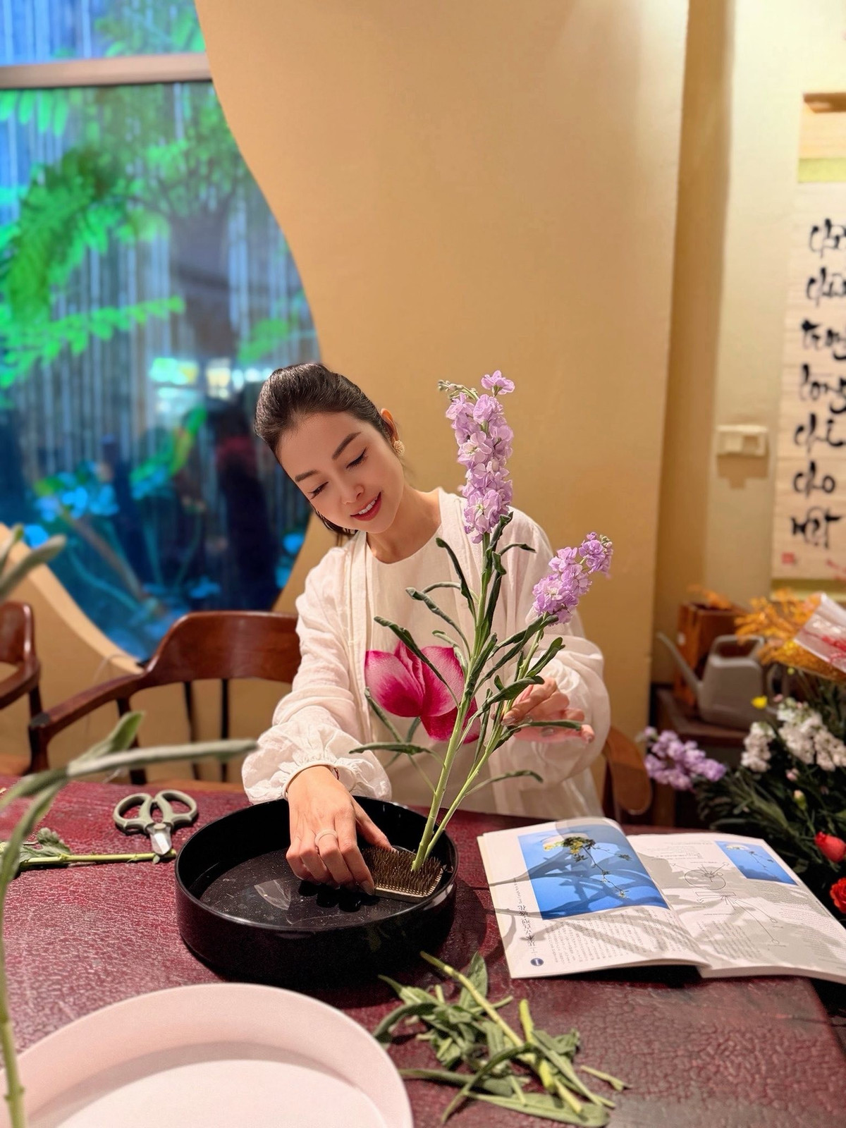 Hoa hậu Jennifer Phạm thích thú học Ikebana - nghệ thuật cắm hoa truyền thống Nhật Bản. Ảnh: FB Jennifer Pham