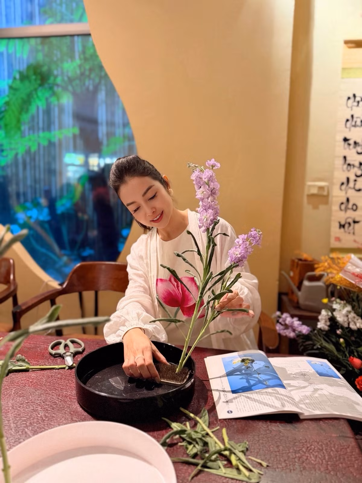 Hoa hậu Jennifer Phạm thích thú học Ikebana - nghệ thuật cắm hoa truyền thống Nhật Bản. Ảnh: FB Jennifer Pham