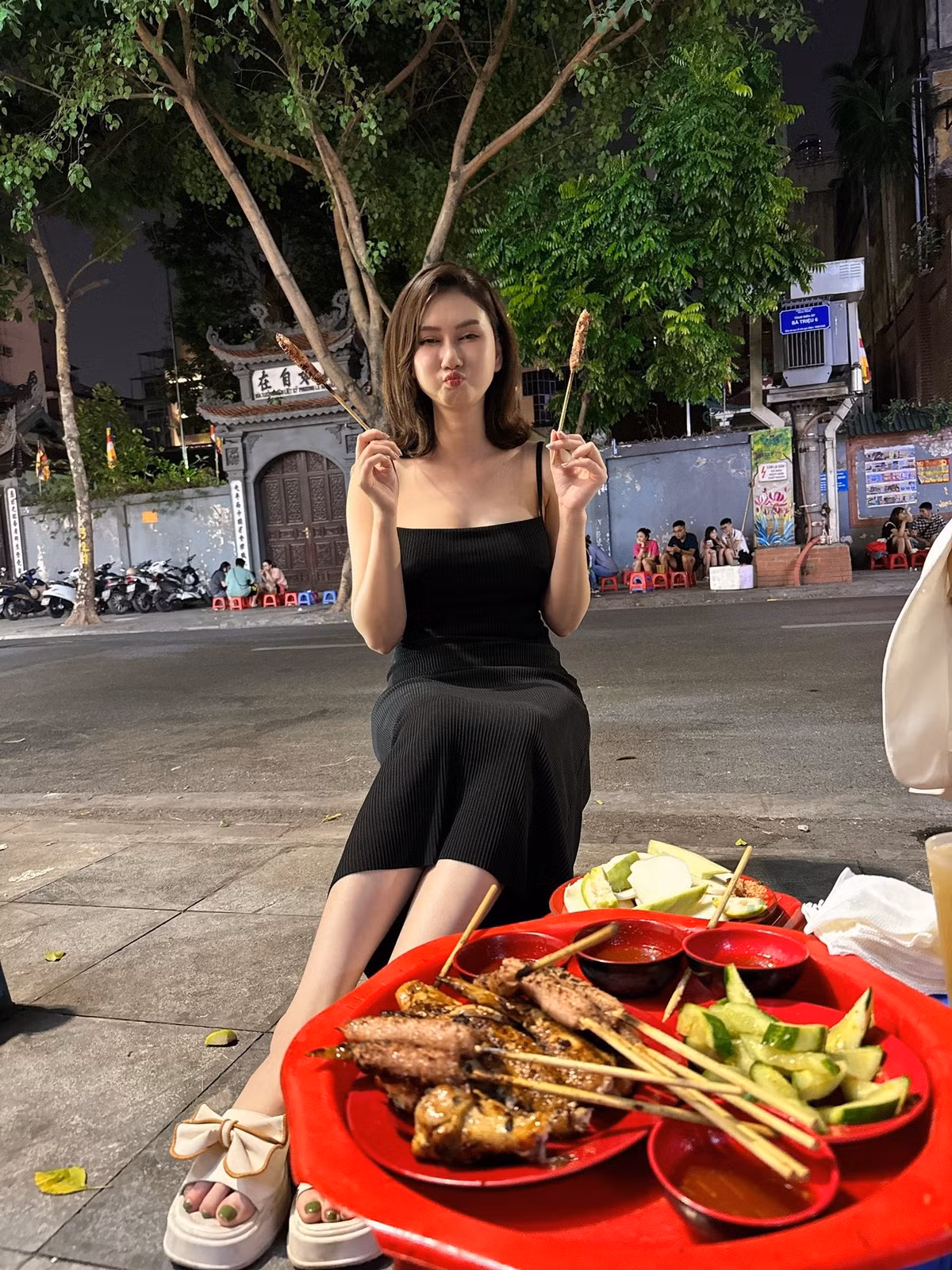 Cô ưu tiên lựa chọn những thiết kế tôn dáng nhưng vẫn đảm bảo sự kín đáo, nhẹ nhàng.