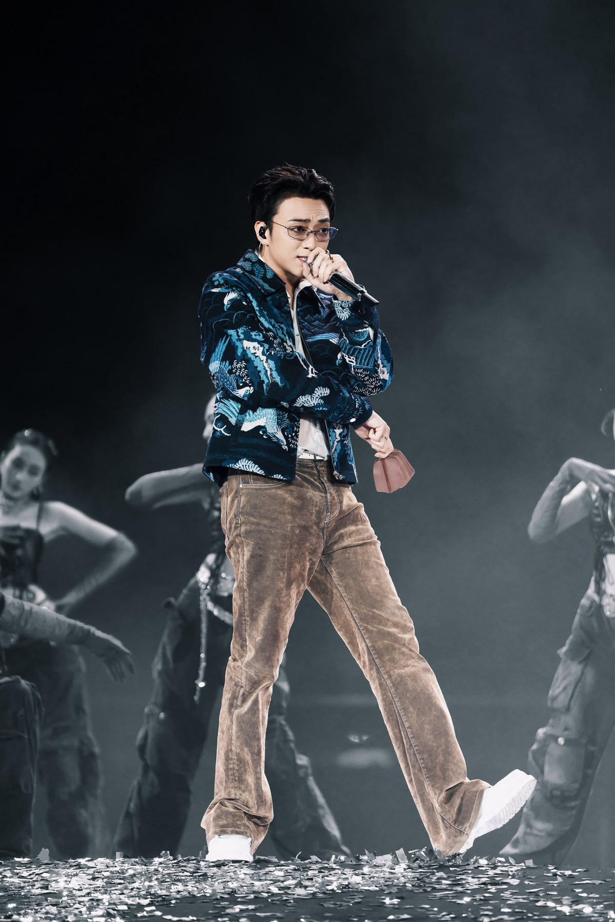 Soobin Hoàng Sơn "xả" loạt hình ảnh cực "ngầu" trên sân khấu. Ảnh: FB Soobin