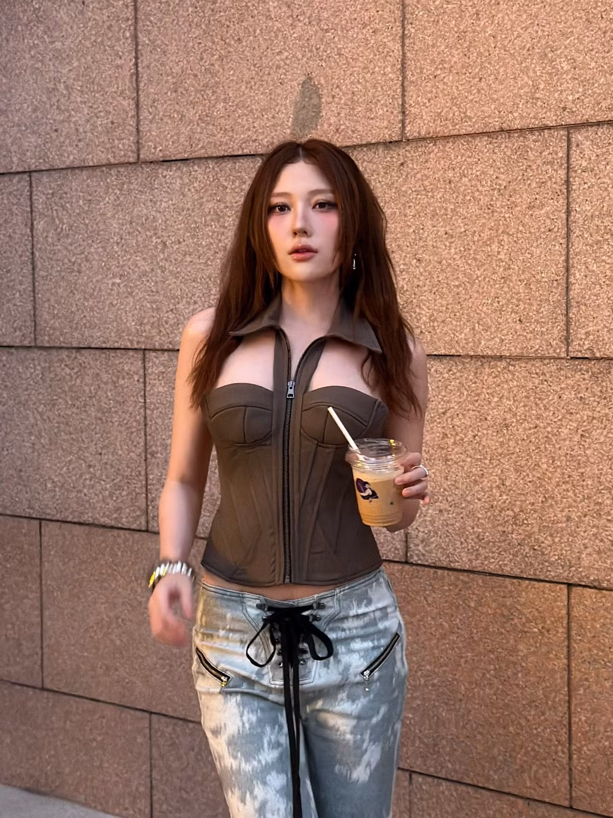 Đây được xem là bước chuyển mình đáng chú ý so với hình tượng dịu dàng, nữ tính mà cô theo đuổi trước đó.