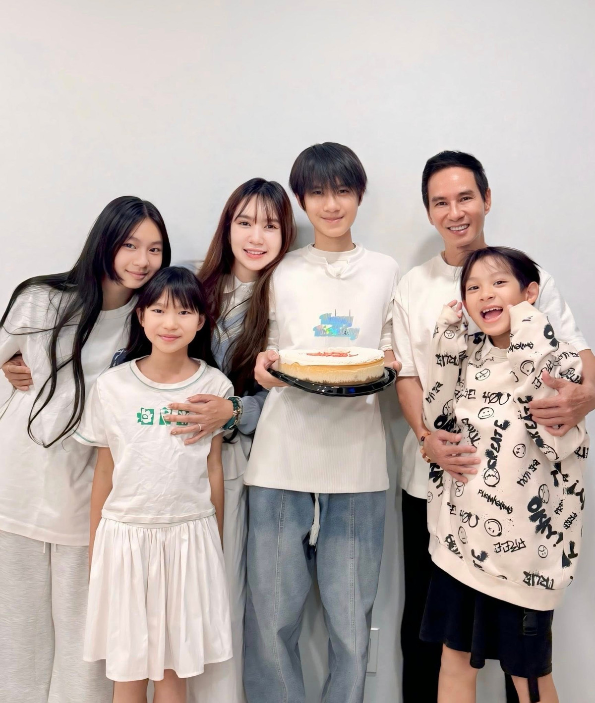 Vợ chồng Lý Hải cùng các con quây quần bên nhau, tổ chức tiệc mừng sinh nhật con trai cả Rio. Ảnh: FB Ly Hai Minh Ha