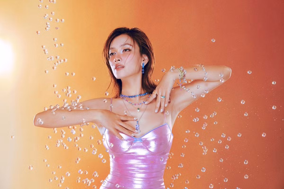 Tin tức sao Việt 24/9: Ái Phương thực hiện bộ ảnh lấy cảm hứng từ nước, khéo léo khoe vòng một gợi cảm, thu hút mọi ánh nhìn. Ảnh: FB Phan Lê Ái Phương