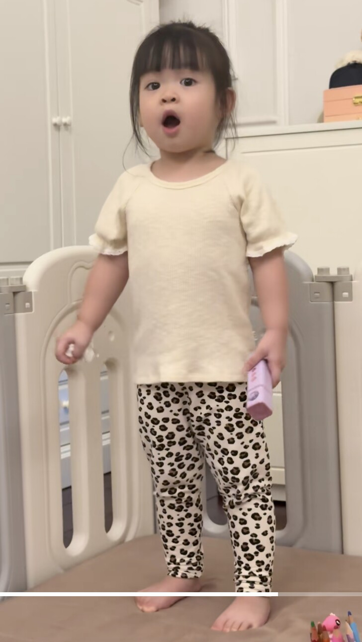 Nhiều người không khỏi ngỡ ngàng trước sự thay đổi của Titi. Nếu như trước đây bé được nhận xét giống hệt bà nội và bố doanh nhân thì nay, cô bé càng lớn càng bộc lộ nhiều nét giống mẹ Hoa hậu.